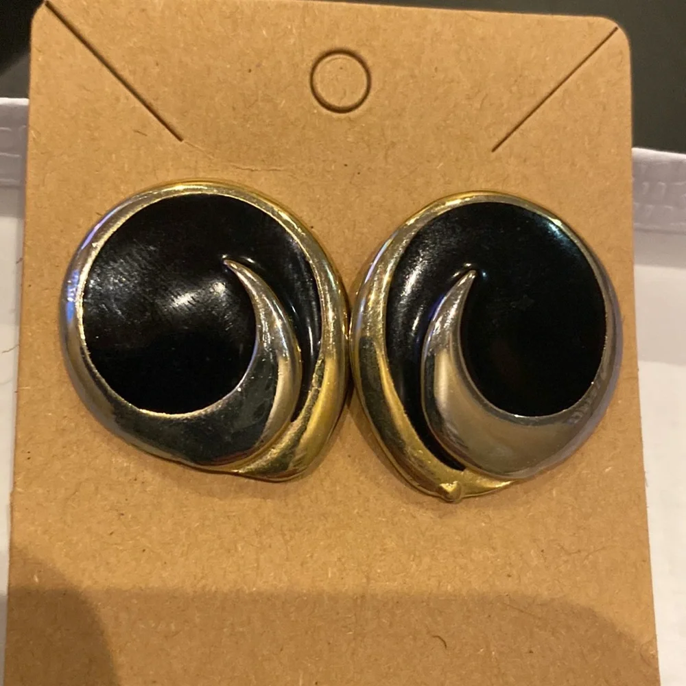 Women’s VTG black enamel silver/gold tone circle w/swirl post pierced earrings